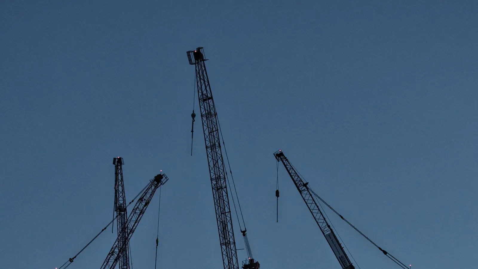 Baukräne auf einer Baustelle – Symbolbild